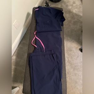 Med Couture 1-Pocket Tuck-In Top (L)
& matching Drawstring Cargo Pants (L)